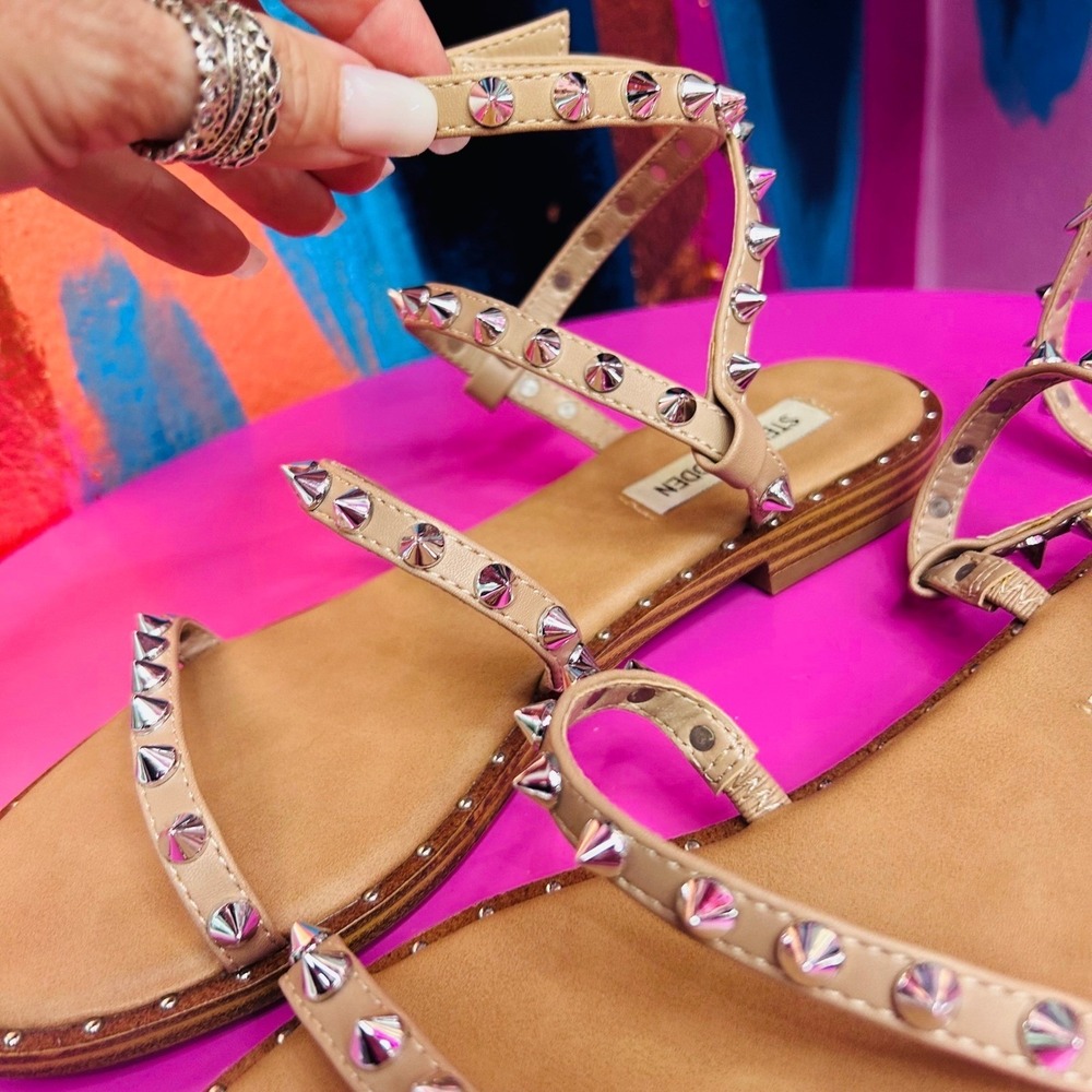 Steve Madden Women 7.5 Transport Sandals Tan Studded Ankle Strappy Gladiator EUC - Picture 5 of 9